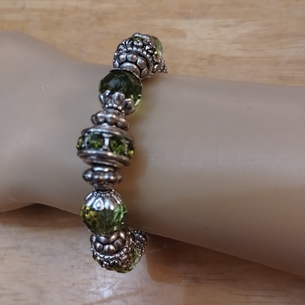 Women's green stretchy beaded bracelet